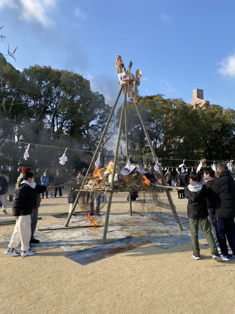 「地域の絆を深める伝統行事 – 第12回徳山小学校区どんど焼き開催」