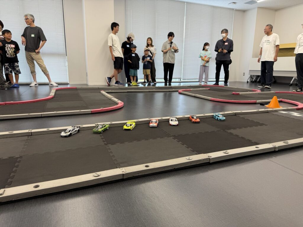 スタートラインに整列した7台のミニッツ。レース開始を待つ参加親子