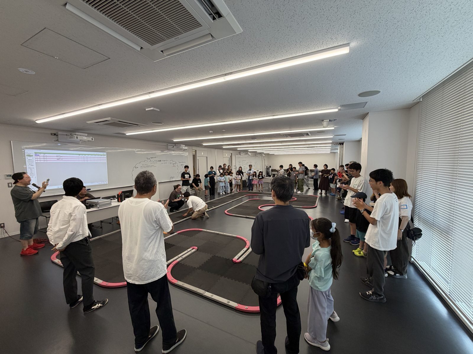スケールスポーツLab!の会場全景。周南公立大学の教室に設営されたミニッツの本格サーキット